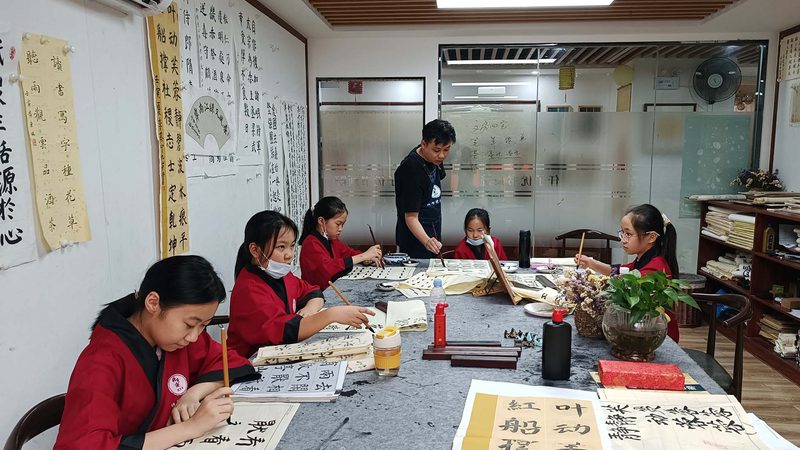 企业培训课程种类繁多，根据培训内容、目标人群和培训方式的不同，可以分为以下几类：
