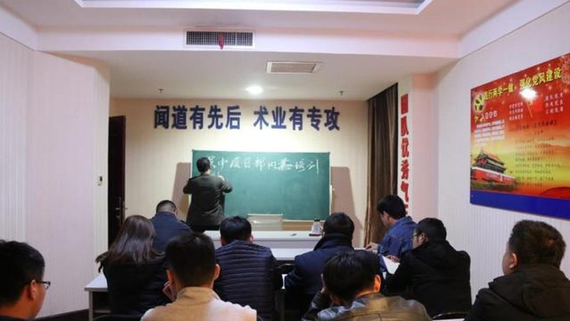 企业如何通过定制化入职内训提升员工胜任力？**